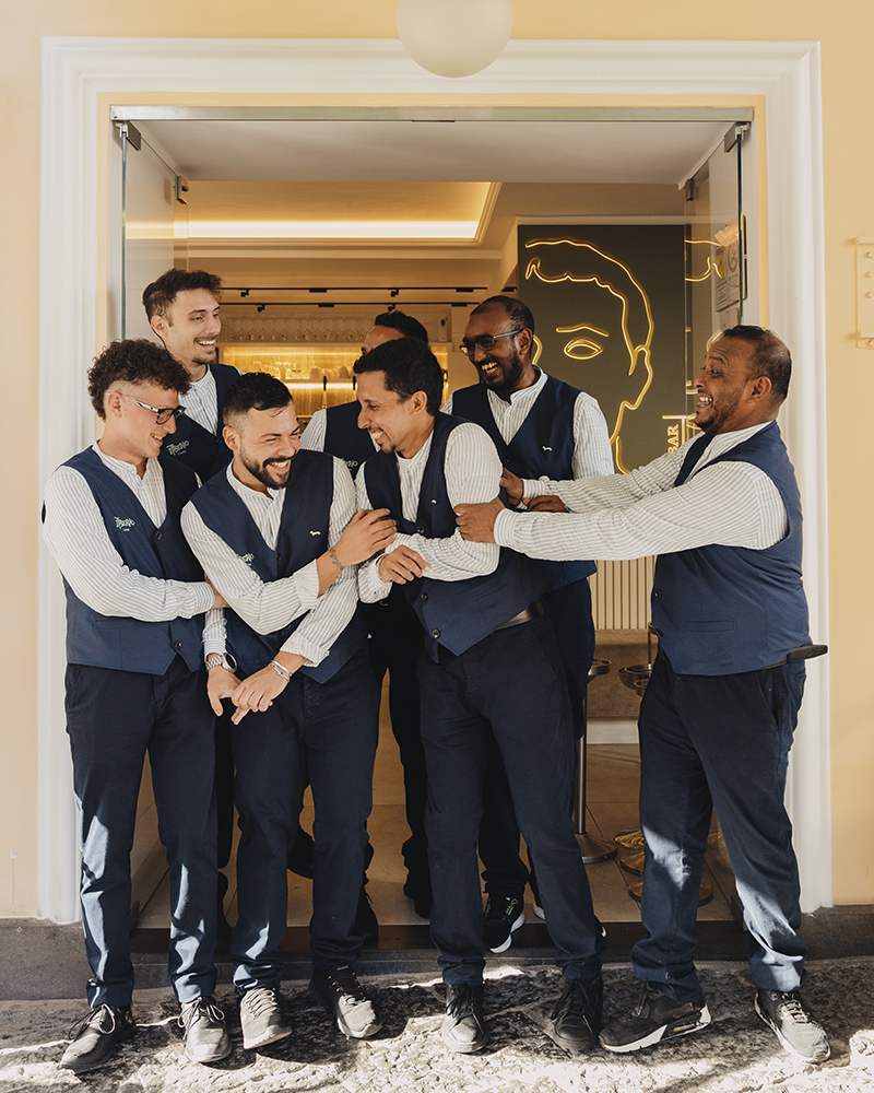 Staff del bar Harmont & Blaine a Capri sorridente all'ingresso.