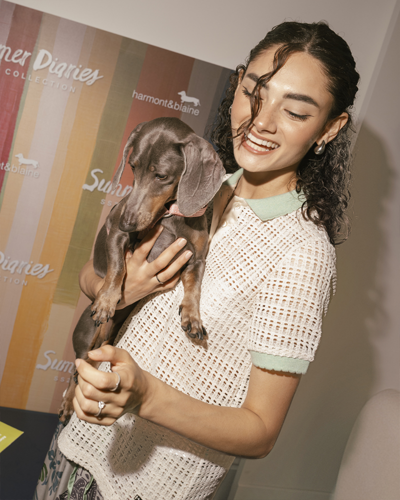Donna casual con cane all'evento Summer Diaries.