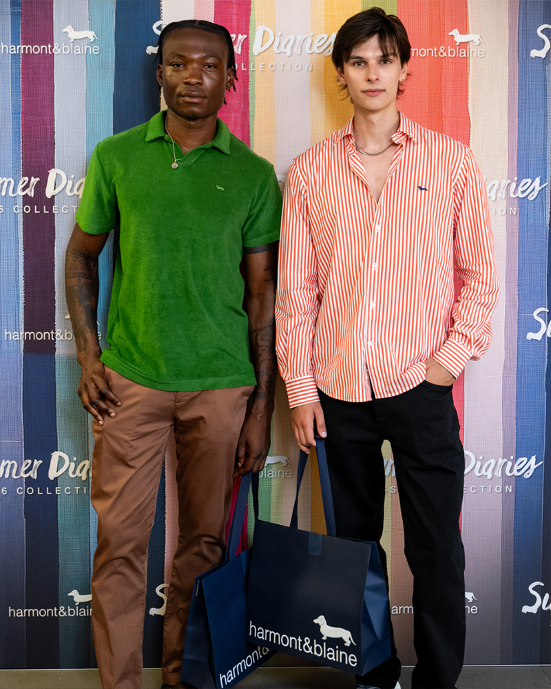 Due uomini con borse shopping all'evento Summer Diaries.