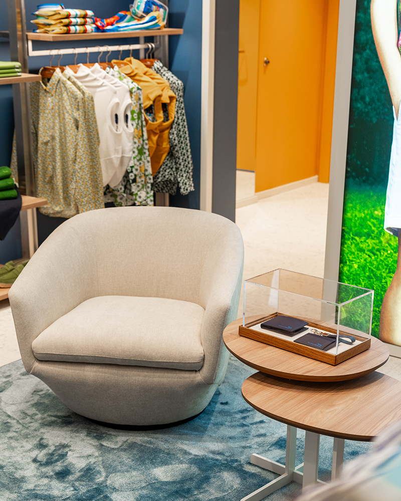 Dettaglio area lounge con poltrona e accessori Harmont & Blaine.