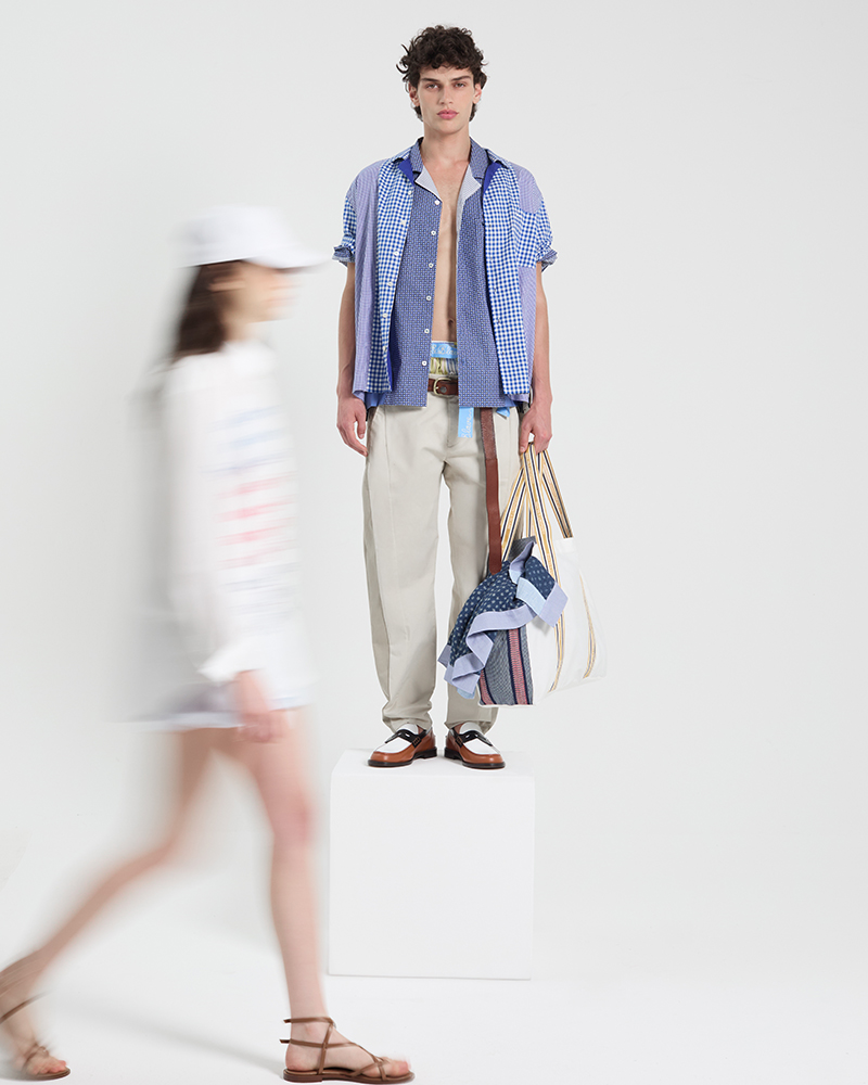 Due uomini con borse shopping all'evento Summer Diaries.