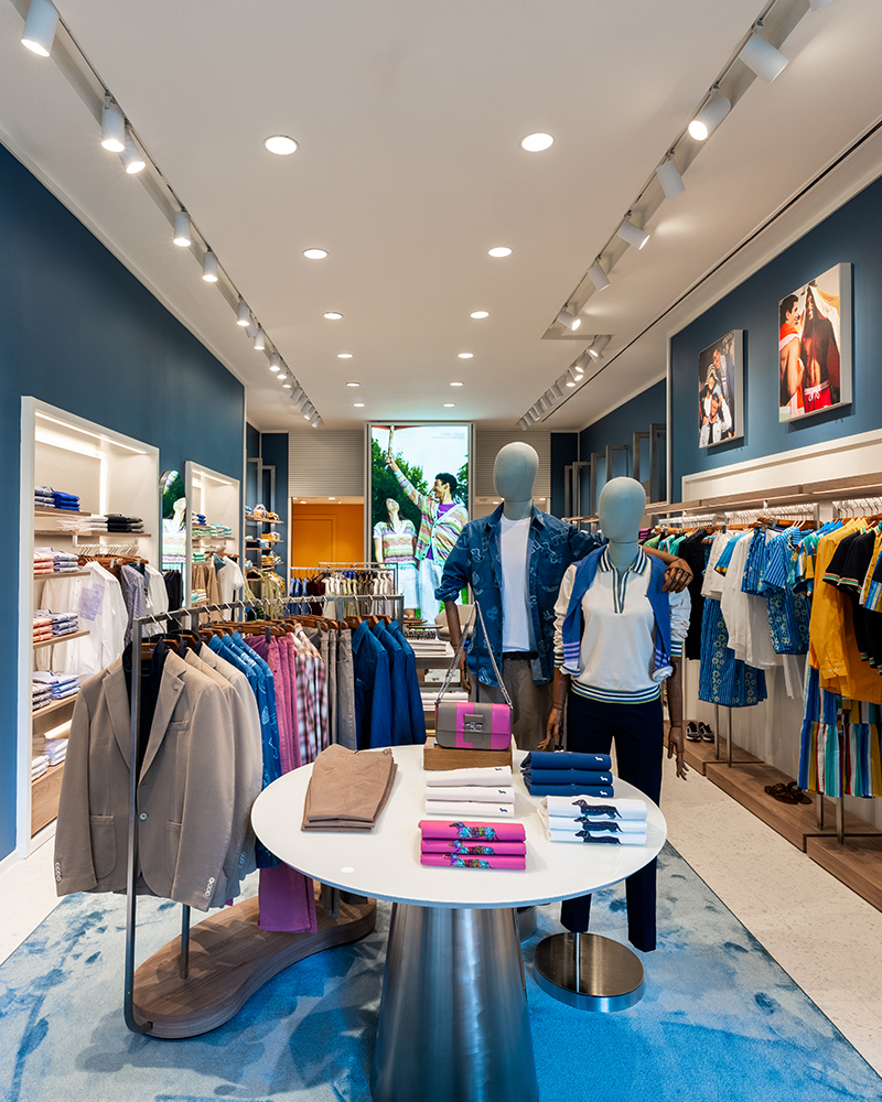 Vetrina interna con manichini e abbigliamento Harmont & Blaine.