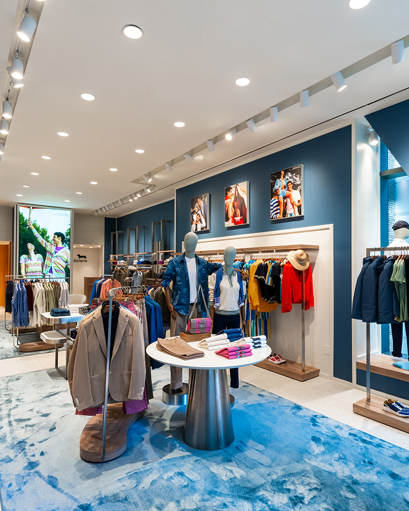 Interno dello store Harmont & Blaine con esposizione di capi colorati.
