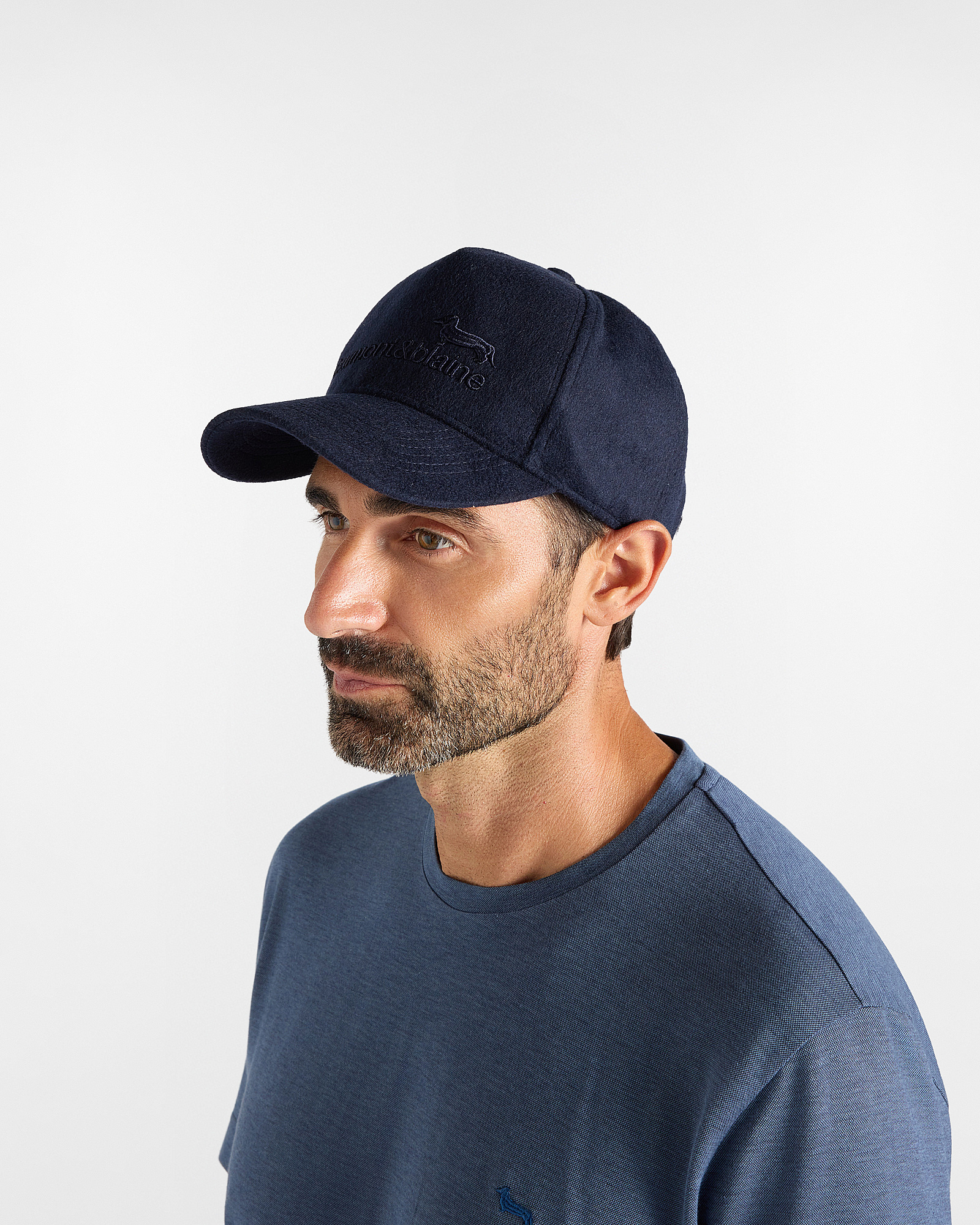 Cappello baseball da uomo in misto lana blu  con bassotto ricamato