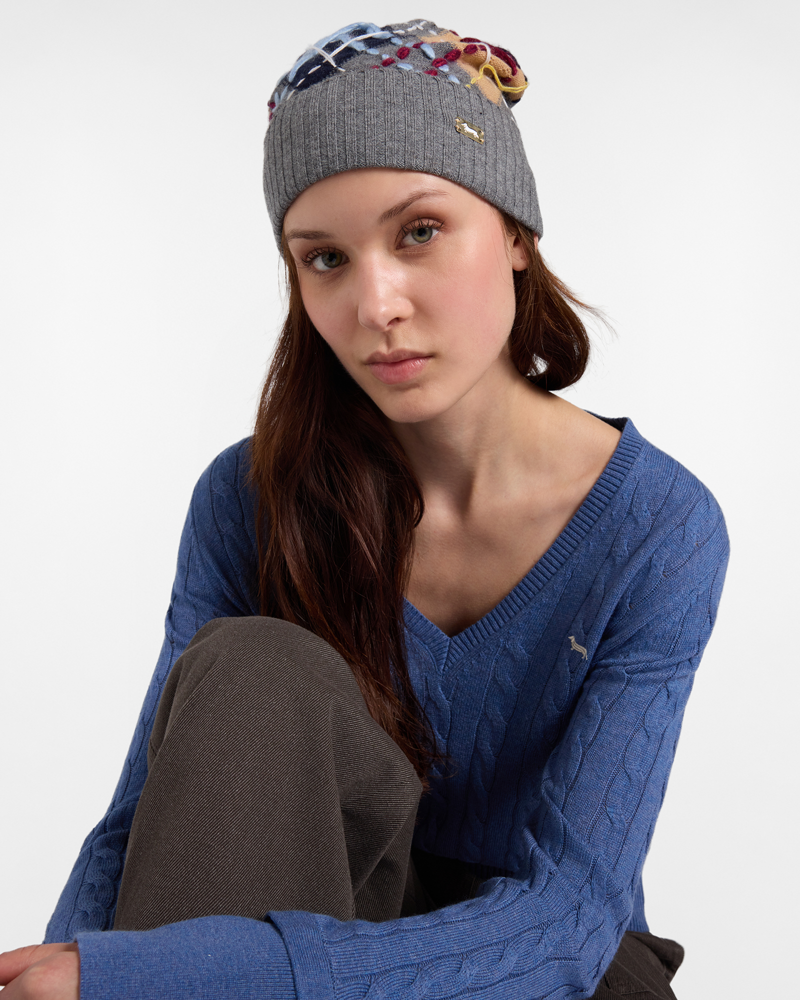 Beanie Donna in Misto Lana Grigio con Motivo Argyle, Pompon e Ricami Handmade