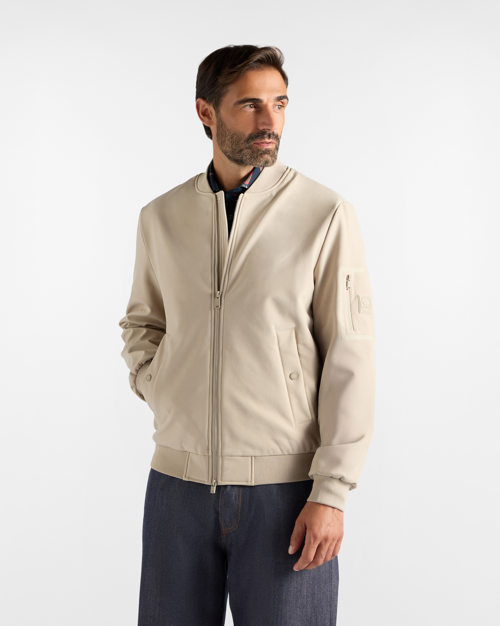 Giubbino da uomo in softshell beige con tasca utility